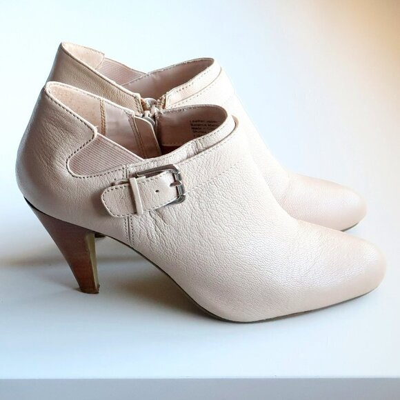 Alfani Shirlee Cream Leather Almond Toe Heeled Ankle Boots Booties 8.5 - Picture 2 of 15